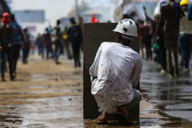 A babban birnin kasar Sudan, Khartoum, mutane sun yi zanga-zanga ranar Alhamis domin tilasta wa sojoji su mika mulki a hannun farar-hula.