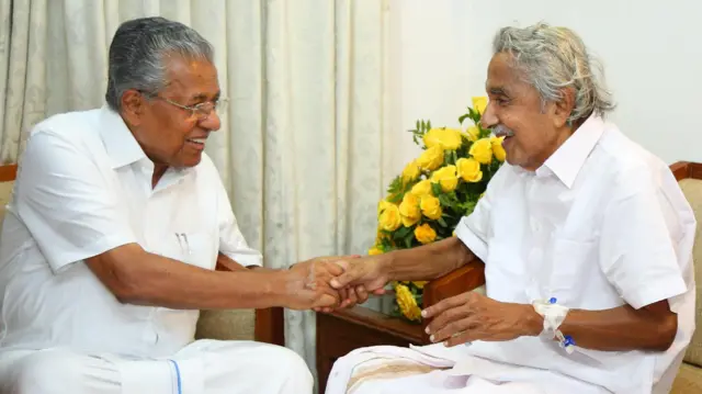 ओ﻿मान चांडी के साथ केरल के मुख्यमंत्री पिनराई विजयन