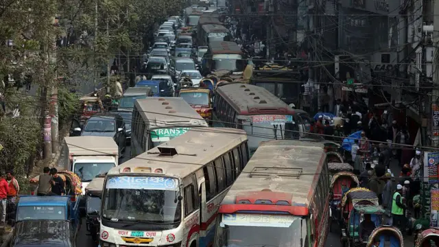 বুধবার সায়েন্স ল্যাব মোড় থেকে তোলা ছবি। দাবি আদায়ে সড়ক অবরোধের কারণে আটকে ছিল যানবাহন