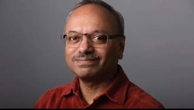 मुश्ताक खान लंदन विश्वविद्यालय के स्कूल ऑफ ओरिएंटल एंड अफ्रीकन स्टडीज में प्रोफेसर हैं