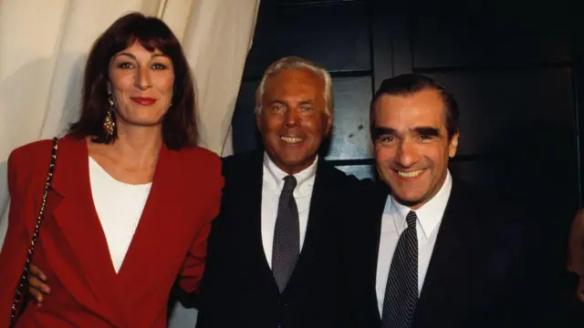 آقای آرمانی در کنار مارتین اسکورسیزی، کارگردان سینما و آنجلیکا هیوستون بازیگر سینما