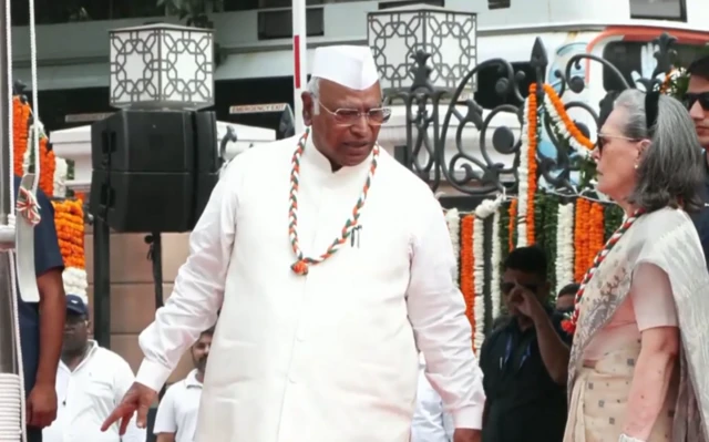 'वंदे मातरम' हे राष्ट्रीय गीत सुरू झाल्याच्या काही वेळानंतर काँग्रेस नेत्यांमध्ये असहजता दिसून आली. 'वंदे मातरम'च्या पहिल्या दोन कडव्यांपर्यंत सर्व काही ठीक होतं, परंतु त्यानंतर मात्र काहीतरी बोलणं सुरू असल्याचं दिसून आलं.