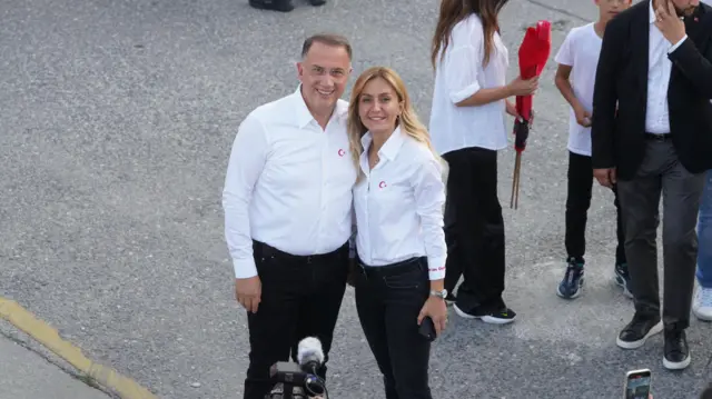 Mehmet Murat Çalık'ın eşi Zehra Çalık kameraya gülümsüyor