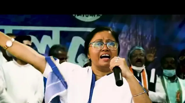 এরকম একজন অভিনেত্রীকে দেখানো হয়েছে ট্রেলারে, যার সঙ্গে মমতা ব্যানার্জীর মিল আছে