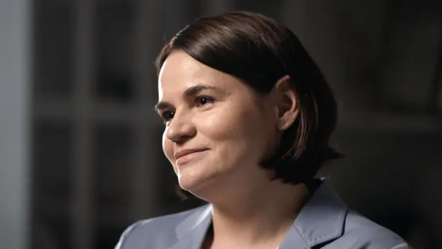 Светлана Тихановская крупным планом улыбается во время интервью для Би-би-си в 2025 году 