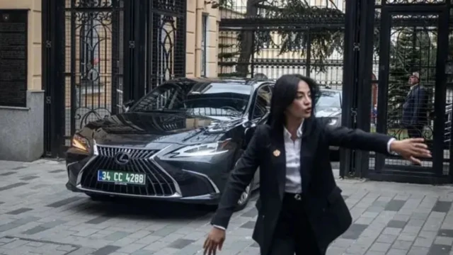 Машина выезжает за ворота