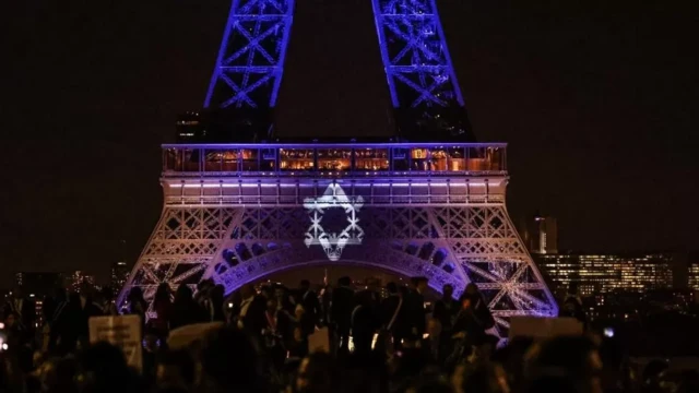 Imagem da Torre Eiffel com projeção da Estrelacupom esporte da sorteDavi