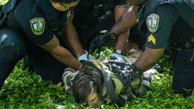Manifestante sendo imobilizado por policiais durante protesto contra guerra em Gaza