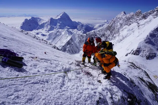 हिमालमा शव निकालेर तल झार्दै 