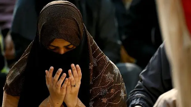 मस्जिद में अदा करते हुए महिला 