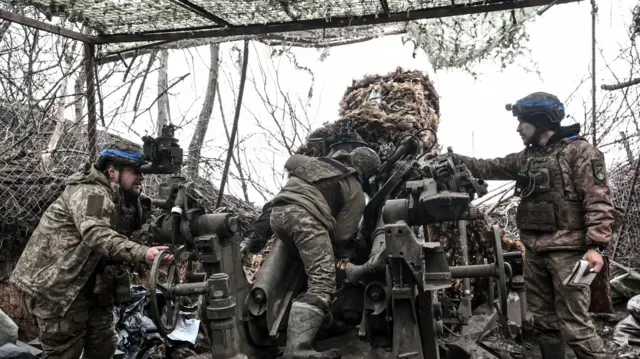 جنود من اللواء المدفعي الرابع والأربعين 