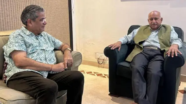 બાબર હુમાયુ અકબર જહાંગીર અને ઔરંગઝેબને જ્યોતિષમાં શ્રદ્ધા, મુઘલ સામ્રાજ્યમાં જ્યોતિષ, એમજે અકબરનું પુસ્તક, ઇસ્લામ અને ખ્રિસ્તી ધર્મમાં જ્યોતિષ, રેહાન ફઝલ વિવેચના, બીબીસી ગુજરાતી 