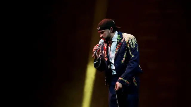 imagen de bad bunny en concierto 