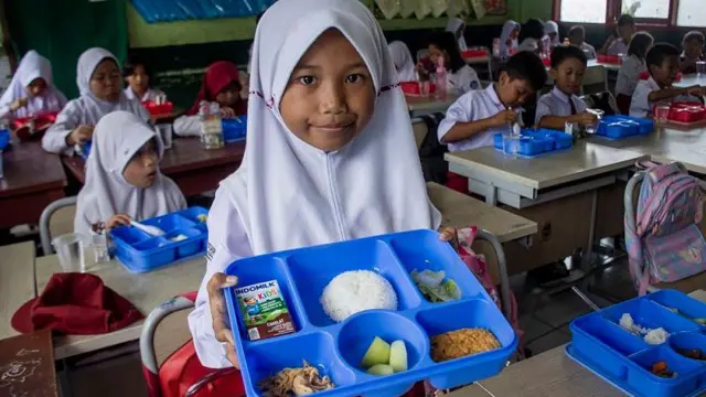 Pelajar menunjukkan menu makanan saat program makan bergizi gratis di SDN 3 Cipatat, Kabupaten Bandung Barat, Jawa Barat, Kamis (24/10/2024).
