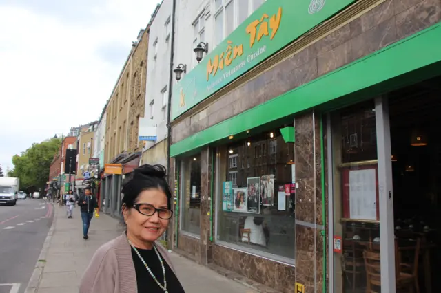 Bà Lê Thị Mỹ Lệ trước quán Miền Tây ở Shoreditch, London