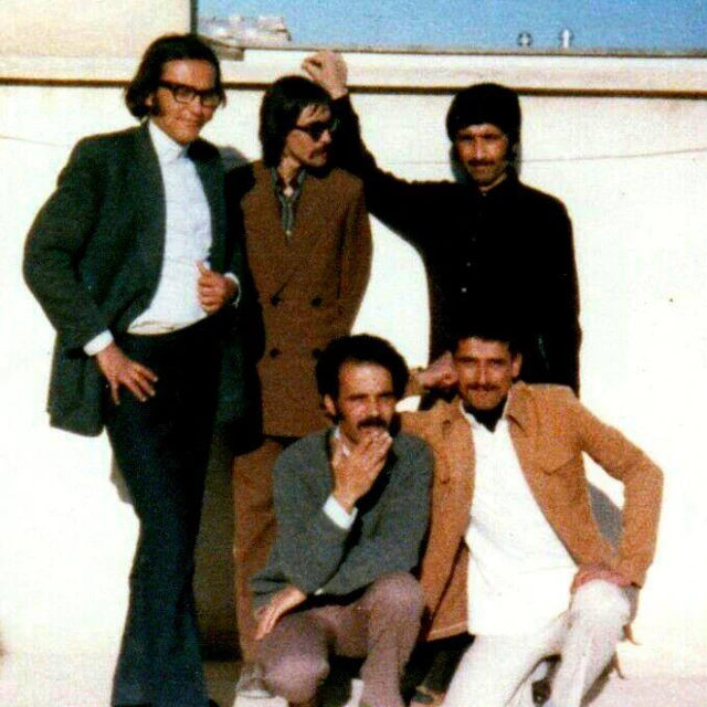 ایستاده: از چپ به راست: رضا فرخفال، رضا شیروانی، احمد گلشیری، نشسته: از چپ به راست هوشنگ گلشیری و یونس تراکمه در یک قاب یادماندنی. عکس از کیوان مهجور.