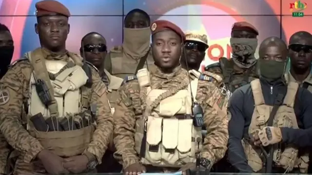 Soldats à la télévision nationale.