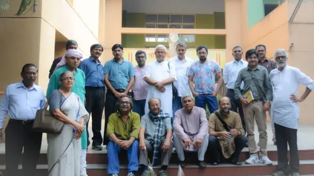 ગુજરાતી સાહિત્યનો ઇતિહાસ, ગુજરાતી સાહિત્ય, અનિલ જોશી, કવિ અનિલ જોશી, રમેશ પારેખ, ગુજરાતનો ઇતિહાસ, ગુજરાત, બીબીસી ગુજરાતી, લોકગીત, ગીતકવિતા, ગુજરાતી કવિઓ, ગુજરાતી ગઝલકારો, સૌરાષ્ટ્રના કવિઓ, અમરેલી, મુંબઈના કવિ, કવિતા, ગીત, ગઝલ, ગુજરાતી સાહિત્ય પરિષદ