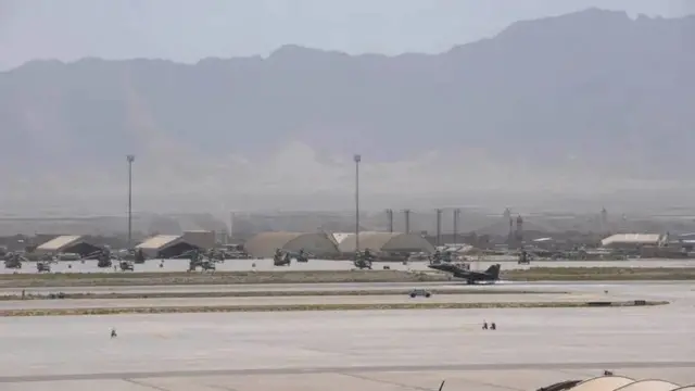 له بګرامه پورته شویو الوتکو هم ارګ ماڼۍ بمبار کړه
