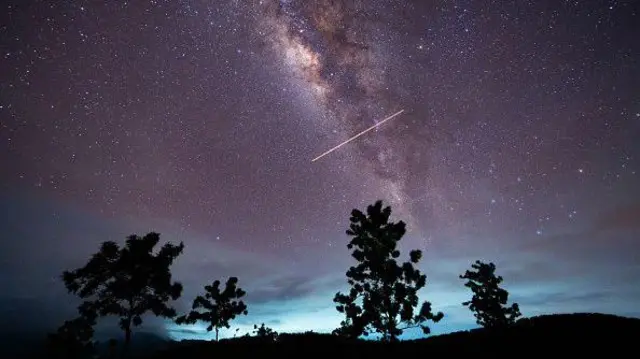 Foto de chuva de meteoros Eta-Aquáridas vista a partir do Sri Lanka