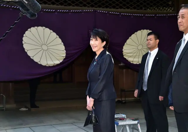 야스쿠니 신사를 참배하는 다카이치 사나에