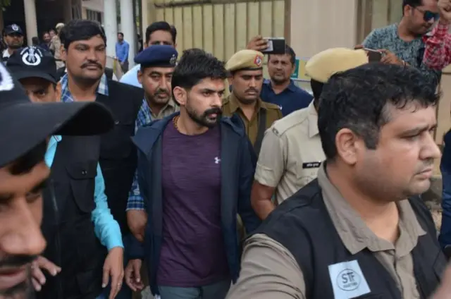 लॉरेन्स बिश्नोईला पंजाबमधील भटिंडा तुरुंग आणि दिल्लीतील तिहार तुरुंगासह इतर तुरुंगात कैदेत ठेवण्यात आलं होतं.