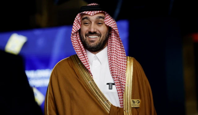 Suudi Spor Bakanı Prens Abdulaziz bin Turki Al Faisal röportaj yapıyor