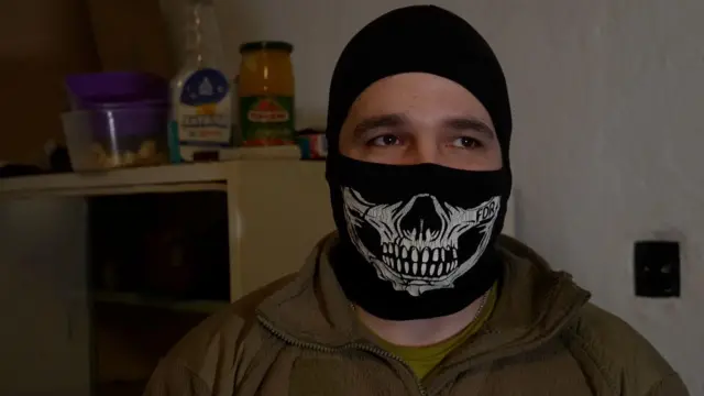 Surt, um comandantebonus sem depósito 202431 anos, com o rosto coberto com uma balaclava com desenhobonus sem depósito 2024caveira na parte inferior do rosto