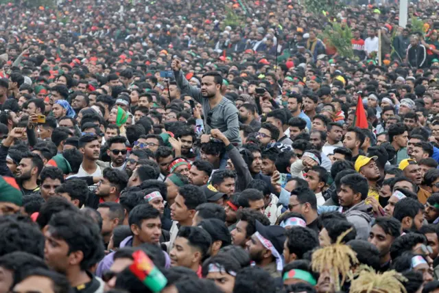 তারেক রহমানকে সংবর্ধনা জানানোর আয়োজনে কর্মী-সমর্থকদের ভিড়