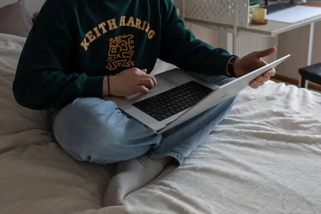 Kompyuterda ishlayotgan odam. 