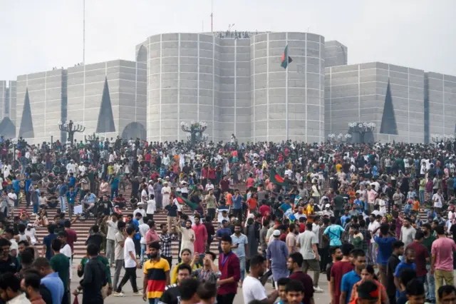 আন্দোলনকারীদের দাবিতে জাতীয় সংসদ ভেঙ্গে দিয়েছেন দিয়েছেন দেশটির রাষ্ট্রপতি