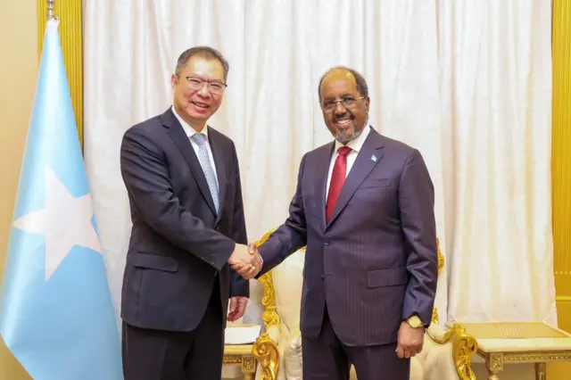 ሁ ቻንግቹን ምስ ፕረዚደንት ሓሰን ሸኽ ማሕሙድ ናይ ኢድ ሰላምታ እናተለዋወጡ 