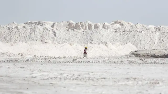 Trabalhador caminha em salar em planta de ltio em Uyuni, na Bolvia