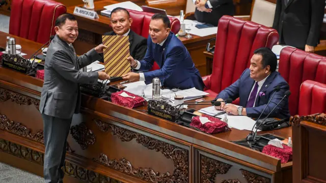 Kepala Bappenas Suharso Monoarfa (kiri) menyerahkan dokumen pandangan pemerintah kepada Wakil Ketua DPR Sufmi Dasco Ahmad (kedua kanan) di Kompleks Parlemen, Senayan, Jakarta, Selasa (03/10).