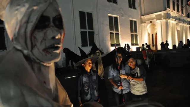 Jakarta, Indonesia - 18 Mei 2015: Meja rias berbentuk pocong bergaya hantu untuk menarik pengunjung di kota tua Fatahillah, Jakarta Pusat, Indonesia
