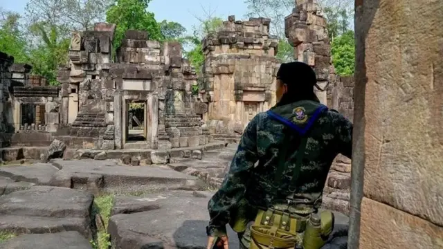 Seorang tentara Thailand sedang berjaga di kuil kuno Khmer yang disengketakan, Prasat Ta Muen Thom, di wilayah sengketa perbatasan Thailand-Kamboja.
