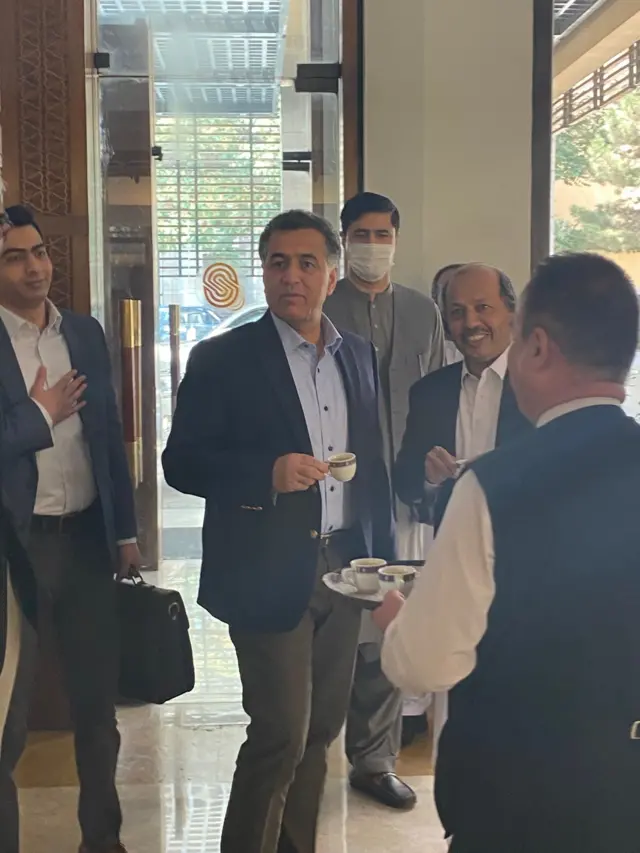 در این عکس دیده می‌شود که فیض حمید، رئیس اداره استخبارات ارتش پاکستان در هوتل سرینا در کابل با شماری از خبرنگاران صحبت می‌کند