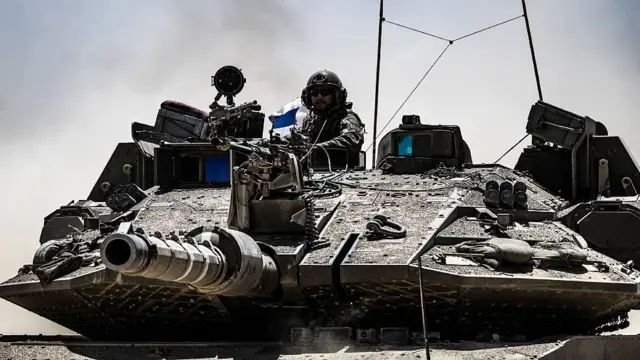 Soldado israelense em um tanque em Gaza