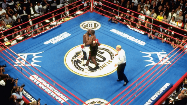 El momento en el que el boxeador Mike Tyson arrancó de un mordisco un trozo de la oreja de su oponente Evander Holyfield durante una pelea.