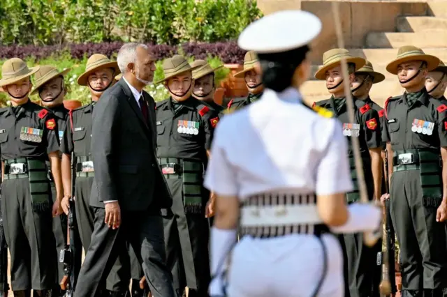 দিল্লিতে গার্ড অব অনার পরিদর্শন করছেন মালদ্বীপের প্রেসিডেন্ট