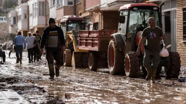 पुरामुळे मलबा आणि चिखलाने भरलेली स्पॅनिश शहरे