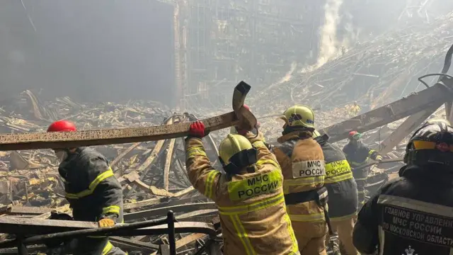 মস্কোর থিয়েটার হলে হামলার পর উদ্ধার কাজ চালানো হচ্ছে।