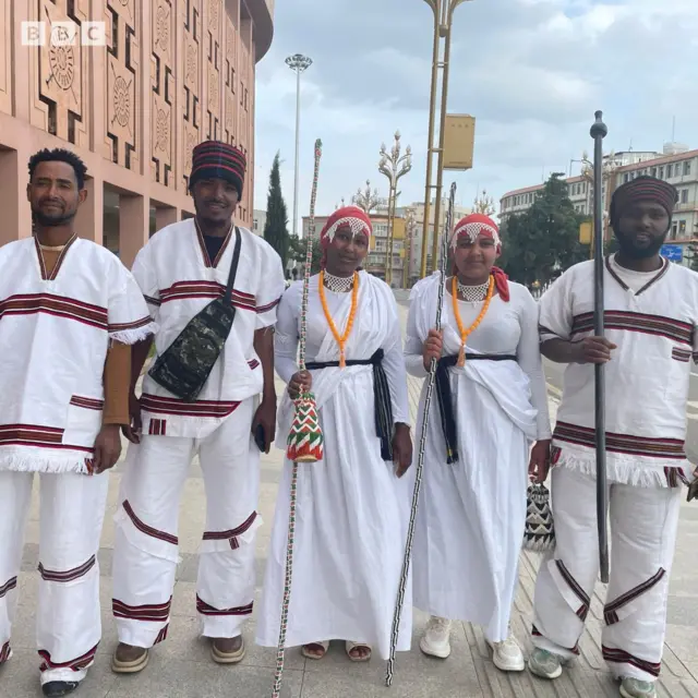 Dargaggootaafi shamarran uffata aadaan faayamanii jala bultii Irreechaaf magaalaa seenan, 2025.