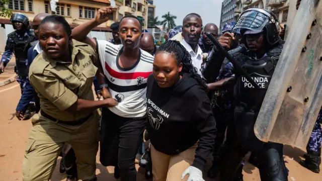Abantu barenga 60 batawe muri yombi ku wa kabiri muri Uganda bashinjwa ibyaha birimo kubangamira ituze no gukora igikorwa kitemewe n'amategeko