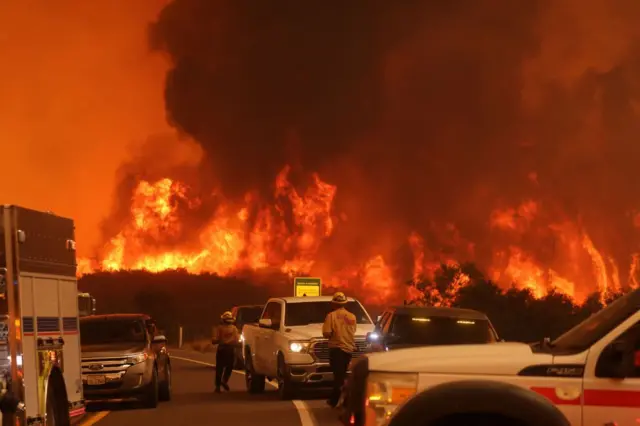 Autoridades miran el incendio. 