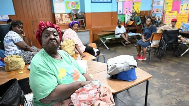 কিংস্টনের একটি প্রাইমারি স্কুলের আশ্রয়কেন্দ্র