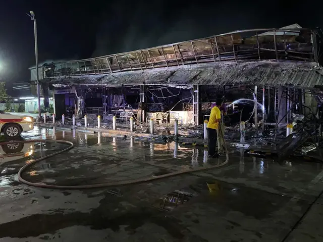 ไฟไหม้เผาร้านสะดวกซื้อบางแห่งวอด