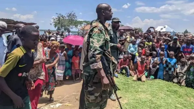 Abaturage ba Vitshumbi batangaje amafoto n'amashuho y'abarwanyi ba M23 bafashe agace kabo bakabakoresha inama