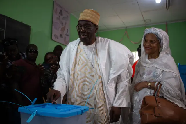 Le candidat à la présidence Issa Tchiroma Bakary, leader du Front de salut national du Cameroun et ancien ministre de l'Emploi, vote pour les élections présidentielles à Garoua, au Cameroun.