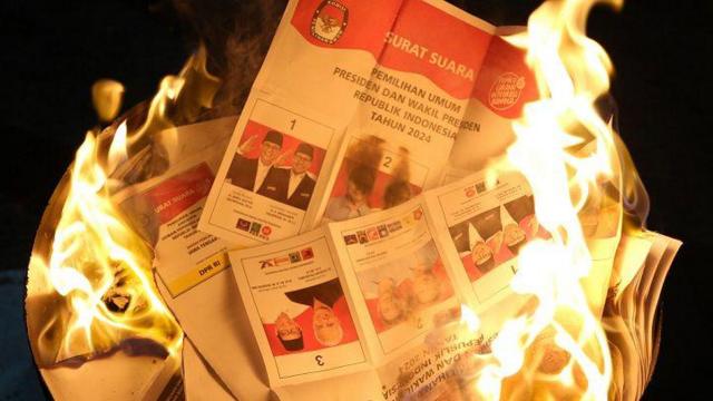 Sejumlah kelebihan surat suara dan surat suara rusak dibakar saat pemusnahan di Gudang Logistik KPU Kota Semarang, Jawa Tengah, Selasa (13/2/2024).
